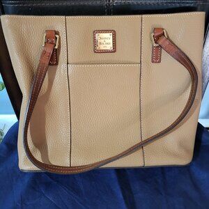 DOONEY & BOURKE HANDBAG w/Sleeve